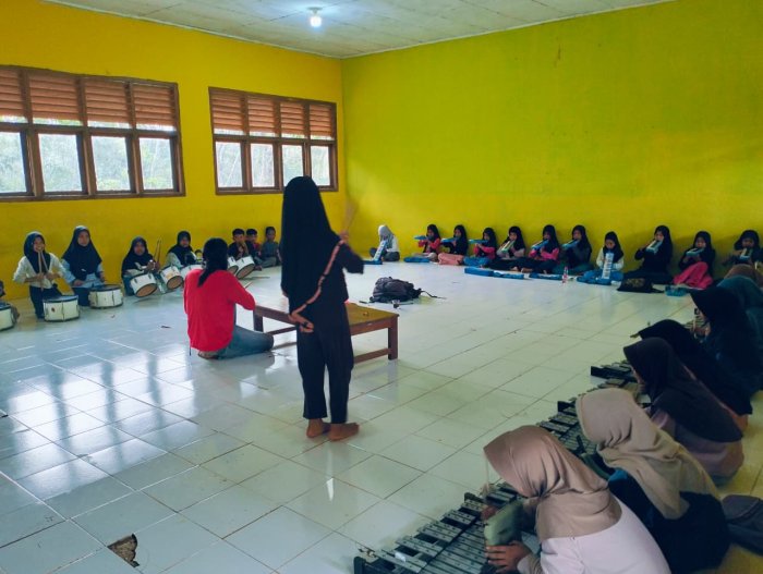 Siswa MIN 1 Tebo Antusias Ikuti Latihan Drumband Perdana Bersama Pelatih di Lingkungan Madrasah