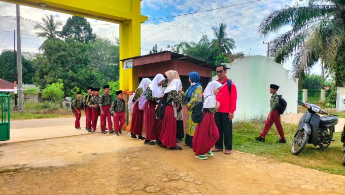 Dewan Guru MIN 1 Tebo Antusias Dalam Laksanakan Penyambutan Siswa Setiap Pagi
