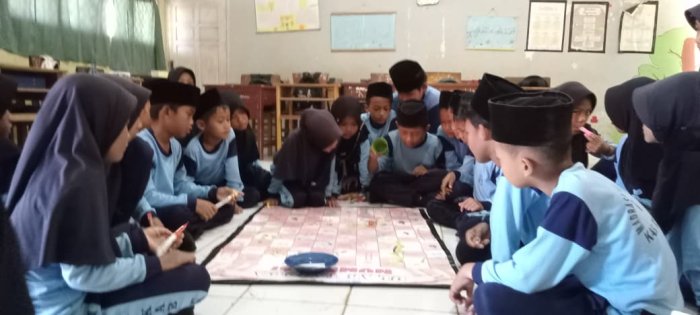Siswa MIN 1 Tebo Antusias Belajar dengan Media Ular Tangga