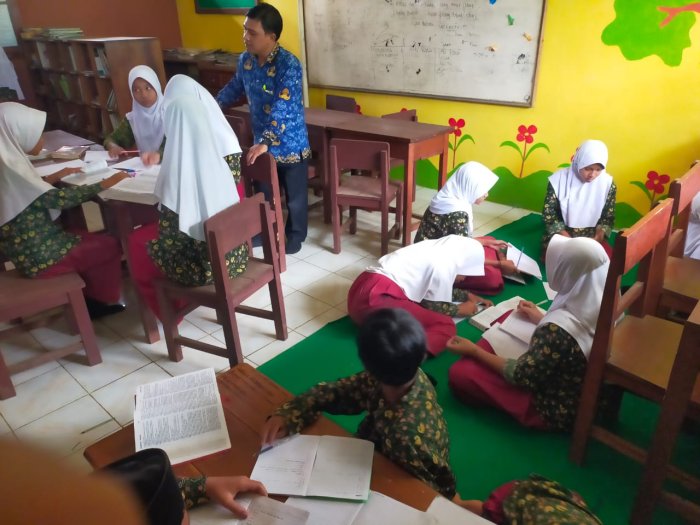 Siswa Kelas VIB Pelajari Bahasa Indonesia Mencari Arti Kata Dalam Kamus Kecil di Perpustakaan Madrasah Siswa Kelas VIB Pelajari Bahasa Indonesia Mencari Arti Kata Dalam Kamus Kecil di Perpustakaan Madrasah