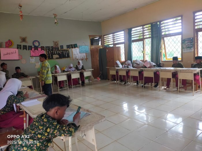 Siswa Kelas 6B MIN 1 Tebo Antusias Belajar Bentang Alam Bersama Wali Kelas Siswa Kelas 6B MIN 1 Tebo Antusias Belajar Bentang Alam Bersama Wali Kelas