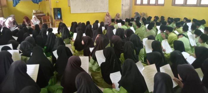 Dewan Guru MIN 1 Tebo Aktif Pandu Siswa Dalam Kegiatan Pembiasaan