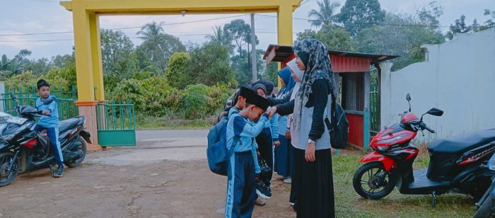 MIN 1 Tebo Terapkan Disiplin Siswa Melalui Penyambutan Setiap Pagi