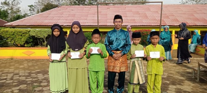 Kepala MIN 1 Tebo Salurkan Bantuan Baznas untuk Siswa Yatim di Madrasah