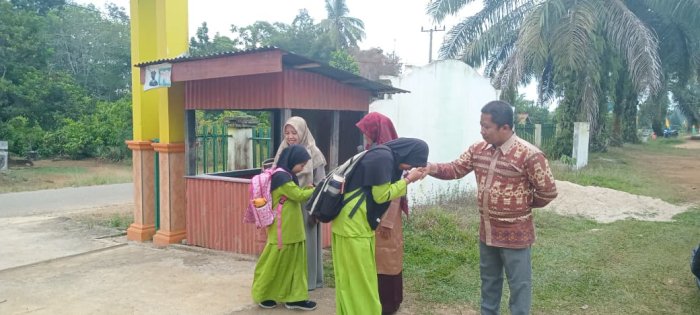 Dewan Guru MIN 1 Tebo Antusias Laksanakan Pembiasaan Piket  Sambut Siswa di Pagi Hari