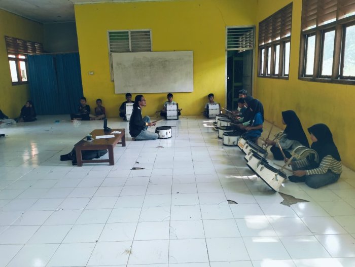 Siswa MIN 1 Tebo Antusias Ikuti Pelaksanaan Latihan Drumband di Lingkungan Madrasah Siswa MIN 1 Tebo Antusias Ikuti Pelaksanaan Latihan Drumband di Lingkungan Madrasah