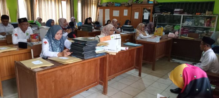 Kepala MIN 1 Tebo Bersama Dewan Guru Gelar Brifing Pagi Bahas Kegiatan Pasca Pelaksanaan ASAS Tahun 2026 Kepala MIN 1 Tebo Bersama Dewan Guru Gelar Brifing Pagi Bahas Kegiatan Pasca Pelaksanaan ASAS Tahun 2026