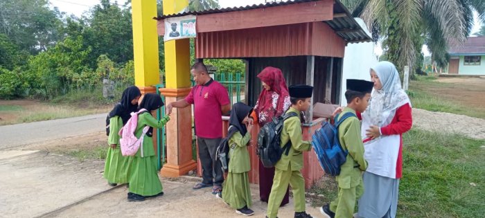 Dewan Guru MIN 1 Tebo Rutin Laksanakan Kegiatan  Sambut Siswa di Pagi Hari