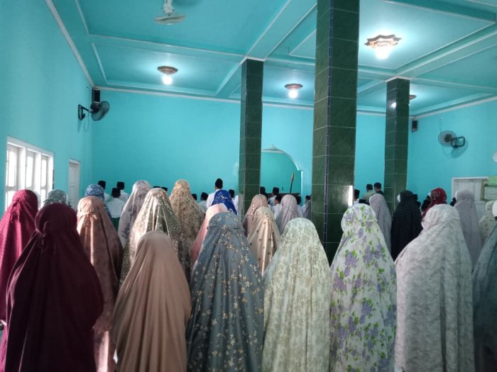 Keluarga Besar MIN 1 Tebo Rutin Gelar Pelaksanaan Sholat Dzuhur Berjamaah di Masjid Area Madrasah Keluarga Besar MIN 1 Tebo Rutin Gelar Pelaksanaan Sholat Dzuhur Berjamaah di Masjid Area Madrasah