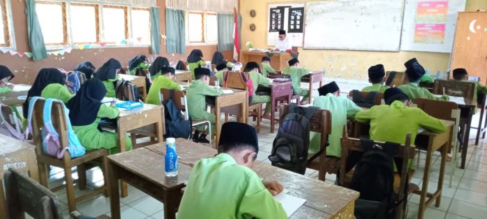 Siswa Kelas Rendah MIN 1 Tebo Antusias Ikuti Pembelajaran Bersama Dewan Guru