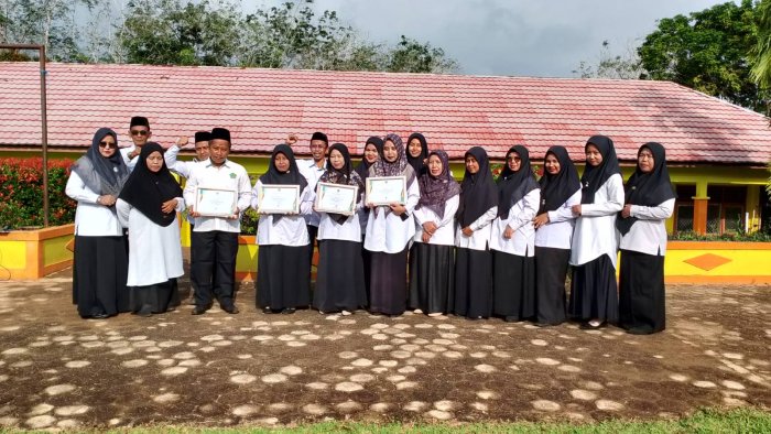 Langkah Awal Yang Baik, Kepala MIN 1 Tebo Serahkan Piagam Prestasi Kepada Tim Website Madrasah Langkah Awal Yang Baik, Kepala MIN 1 Tebo Serahkan Piagam Prestasi Kepada Tim Website Madrasah