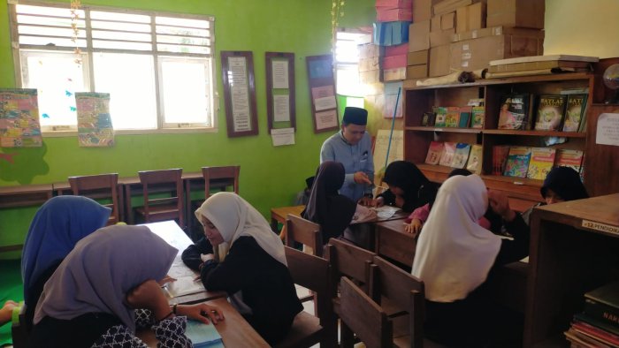 Siswa Kelas VIB MIN 1 Tebo Tingkatkan Literasi Adakan Kunjungan Perpustakaan Bersama Wali Kelas