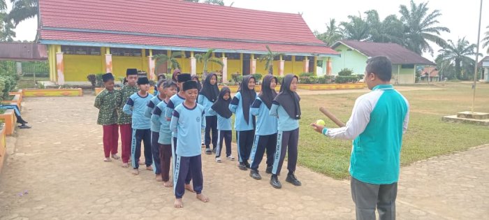 Siswa Kelas 6A MIN 1 Tebo Laksanakan Pembelajaran PJOK Ikuti Permainan Bola Kasti