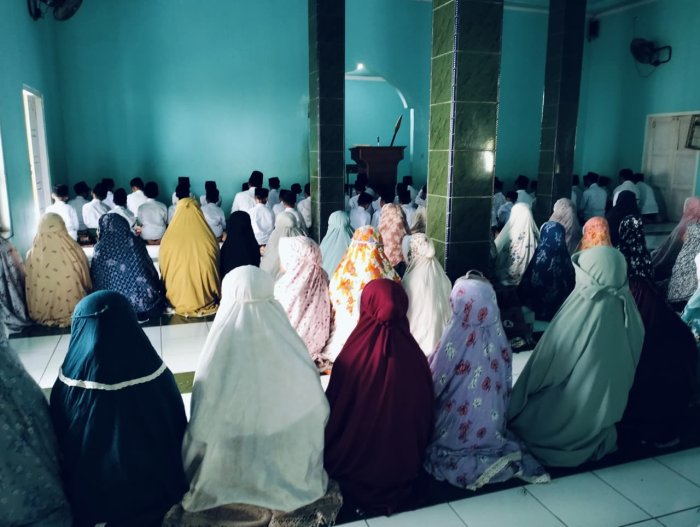 MIN 1 Tebo Rutin Laksanakan Sholat Dzuhur Berjamaah