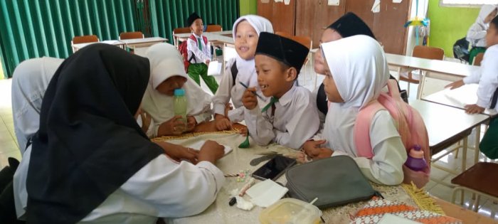 Siswa Kelas Rendah MIN 1 Tebo Tunjukkan Semangat  Belajar Bersama Wali Kelas