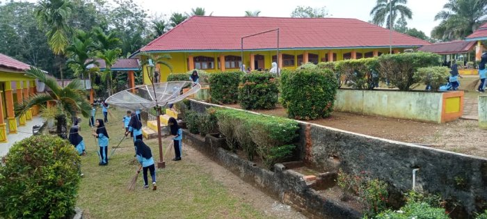Kebersamaan Siswa MIN 1 Tebo Jaga Kebersihan Lingkungan Madrasah Kebersamaan Siswa MIN 1 Tebo Jaga Kebersihan Lingkungan Madrasah