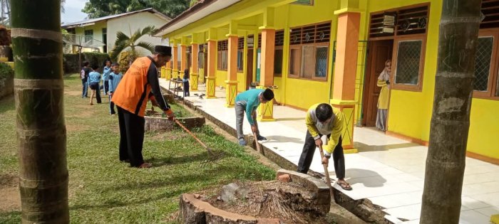 Dewan Guru MIN 1 Tebo Rutin Lakukan Gotong Royong Jaga Kebersihan Madrasah