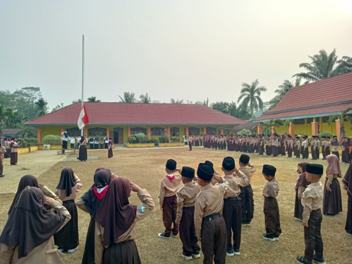 Keluarga Besar MIN 1 Tebo Laksanakan Upacara Kedisiplinan Rutin Setiap Hari Senin