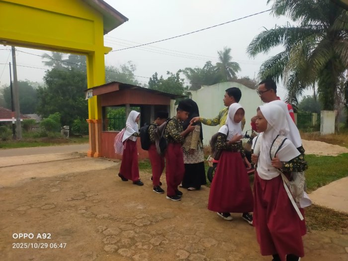 Dewan Guru MIN 1 Tebo Antusias Laksanakan Piket Pagi Sambut Siswa Setiap Pagi