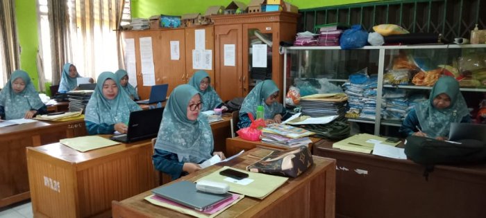 Dewan Guru MIN 1 Tebo Bentuk Kekompakan Laksanakan Kegiatan Koreksi Soal Usai Pelaksanaan ASAS