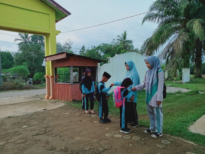 Guru MIN 1 Tebo Perkuat Karakter Siswa Rutin Sambut Siswa Setiap Pagi Guru MIN 1 Tebo Perkuat Karakter Siswa Rutin Sambut Siswa Setiap Pagi