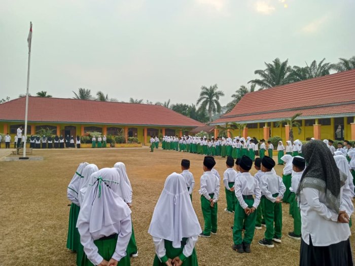 Keluarga Besar MIN 1 Tebo Laksanakan Rutinitas Upacara Kedisiplinan Dengan Penuh Antusias
