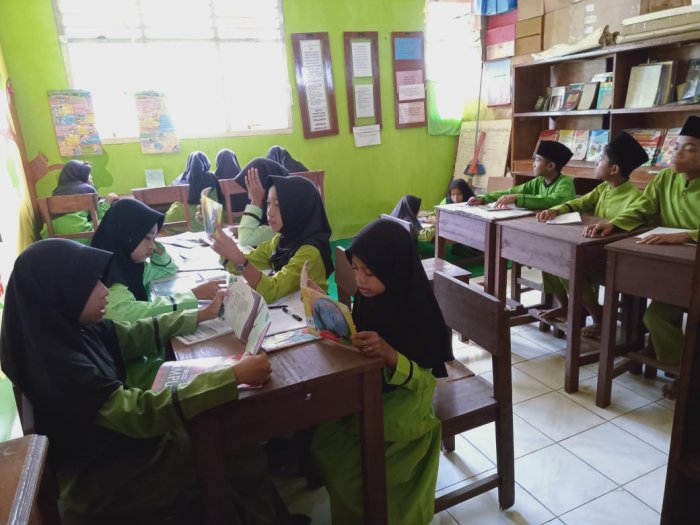 Siswa Kelas 6A MIN 1 Tebo Tingkatkan Minat Baca di Pustaka Siswa Kelas 6A MIN 1 Tebo Tingkatkan Minat Baca di Pustaka