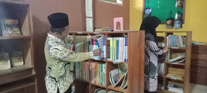 Petugas Perpustakaan MIN 1 Tebo Cek Buku dan Kunjungan Siswa