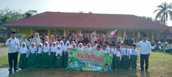 Kepala MIN 1 Tebo Sambut Murid Baru, Buka Secara Resmi Pelaksanaan MATAMUDA di Lingkungan Madrasah Kepala MIN 1 Tebo Sambut Murid Baru, Buka Secara Resmi Pelaksanaan MATAMUDA di Lingkungan Madrasah